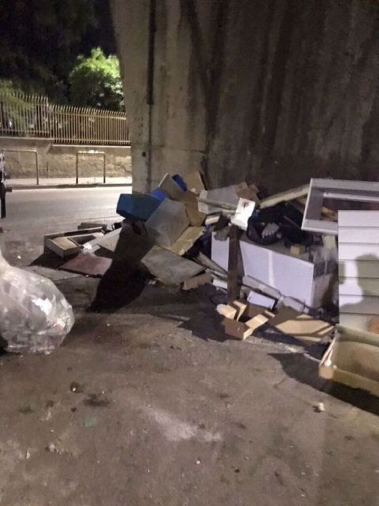 Napoli, a Miano sotto il cavalcavia dell’Asse Mediano, una discarica abusiva degli svuotacantine