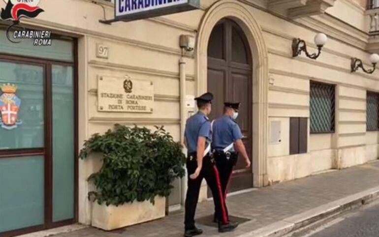 Picchiano negoziante che richiedeva uso mascherina: 3 arresti