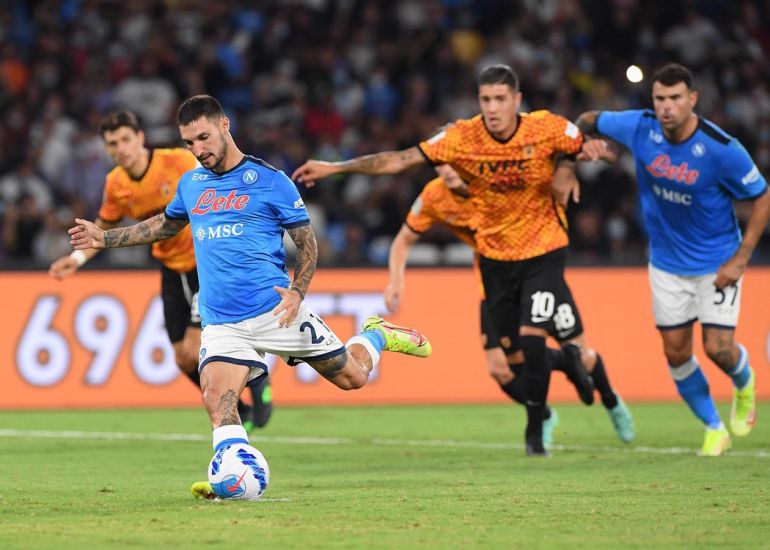Figuraccia contro il Benevento, il commento del Napoli: “Successo meritato, ora la Juve..”