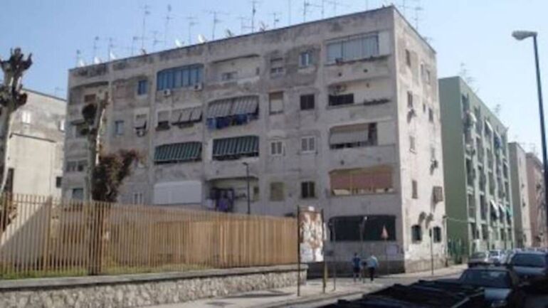 napoli aggredisce sorella rione pizzigno