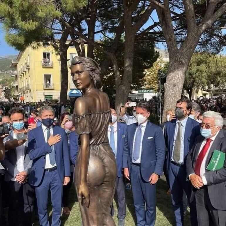 Sapri, spigolatrice ‘sexy’ inaugurata da Conte: le donne Pd in rivolta