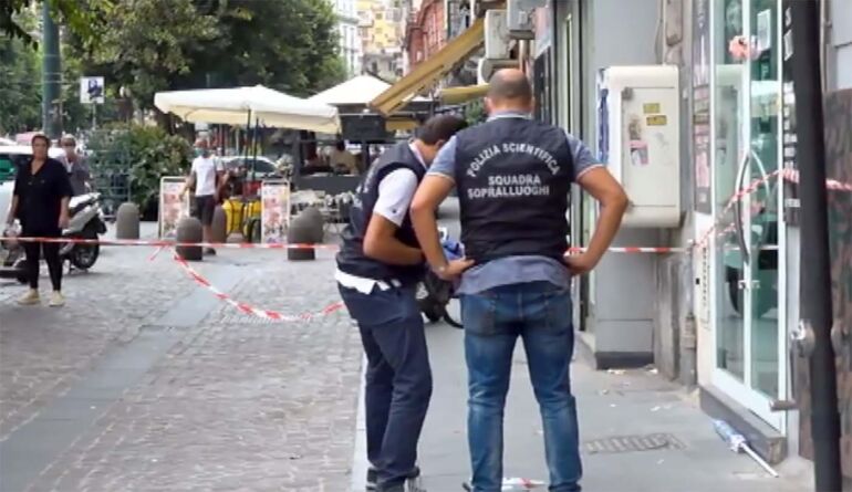 Napoli, ruba il cellulare a un’anziana: arrestato