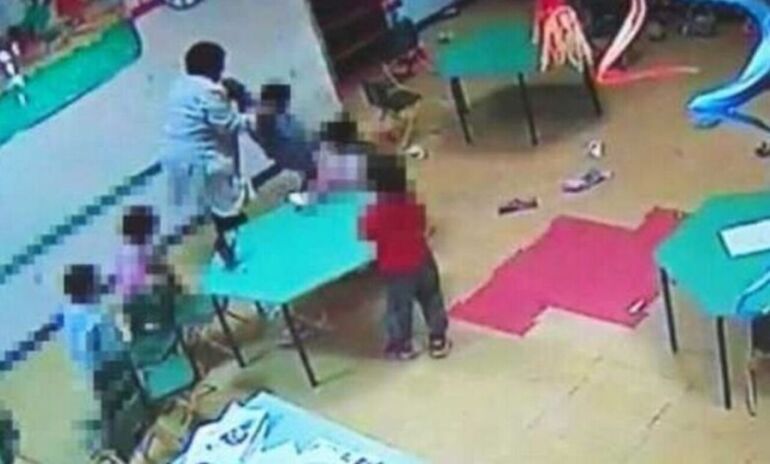 Scuola dell’infanzia, botte ai bimbi: maestra sospesa nell’Avellinese