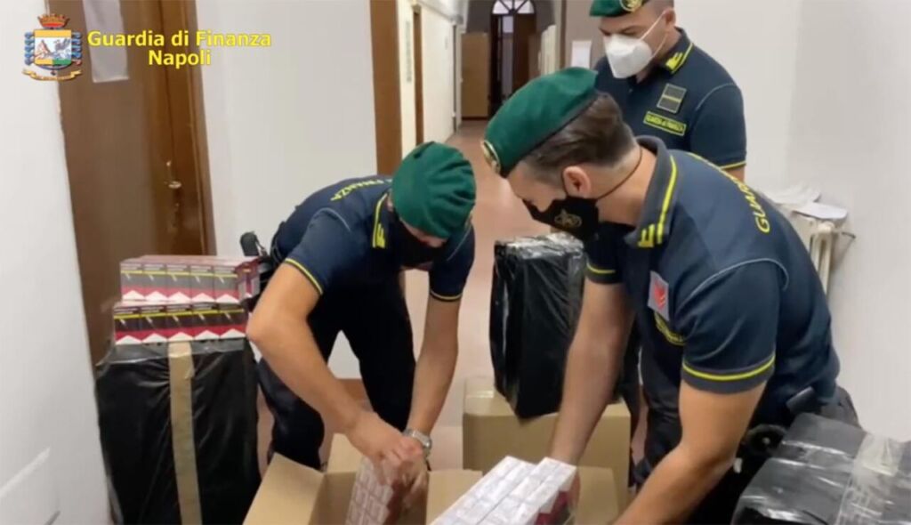 Napoli, sequestrati 5 quintali di sigarette di contrabbando: 2 arresti