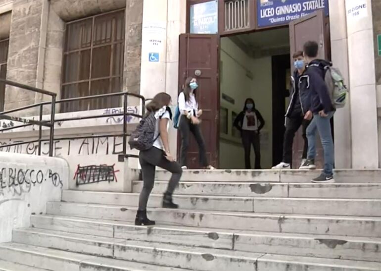 Allarme dei presidi della Campania: "Assente il 5% dei docenti e il 4% degli studenti. Serve rinvio". De Rosa: "C'è molta preoccupazione"