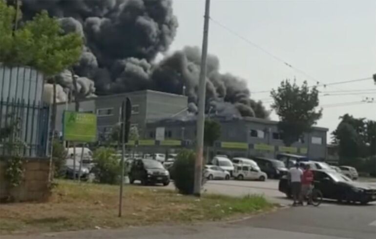 Teverola, maxi rogo in zona Asi: la Procura ha sequestrato l’area