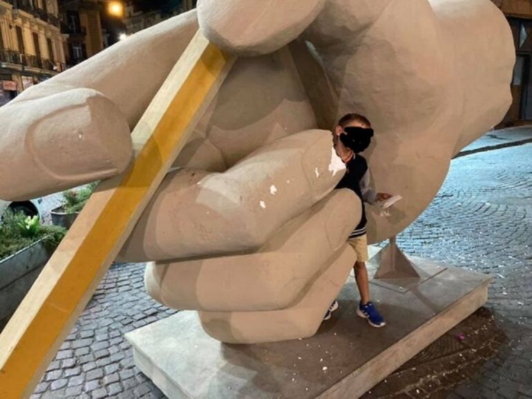 Napoli, baby teppisti prendono a calci la scultura di piazza Calenda portandone via un pezzo