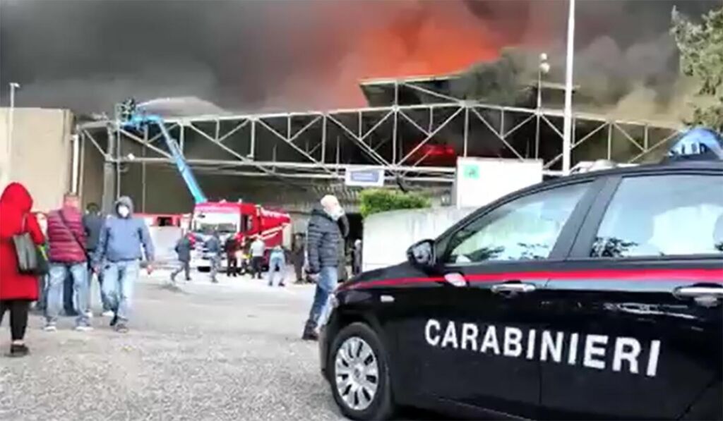 Mega incendio di Airola, cittadini chiusi in casa. L’Arpac monitora l’aria