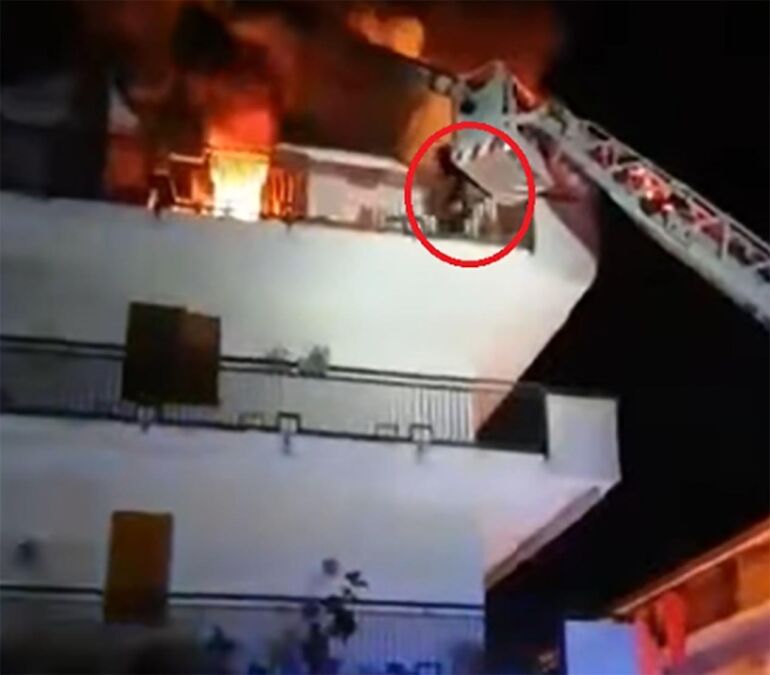 Caserta, house engulfed in flames, woman takes refuge on the balcony: saved by the Fire Brigade