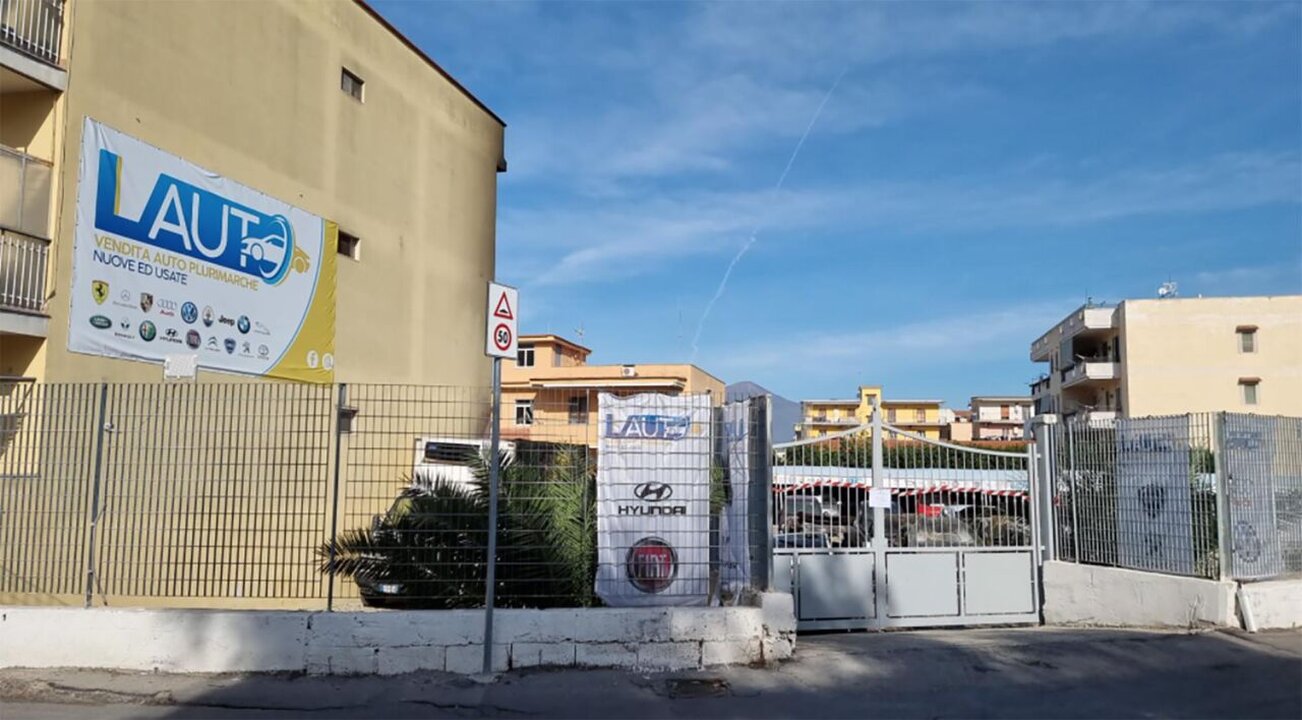 Castellammare, incendio distrugge 16 auto in una concessionaria castellammare