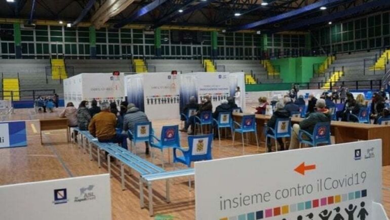 Covid: a Napoli al via le terze dosi per over 60 e giovani fragili