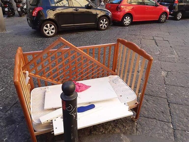 Napoli, culla abbandonata tra i rifiuti in pieno centro storico