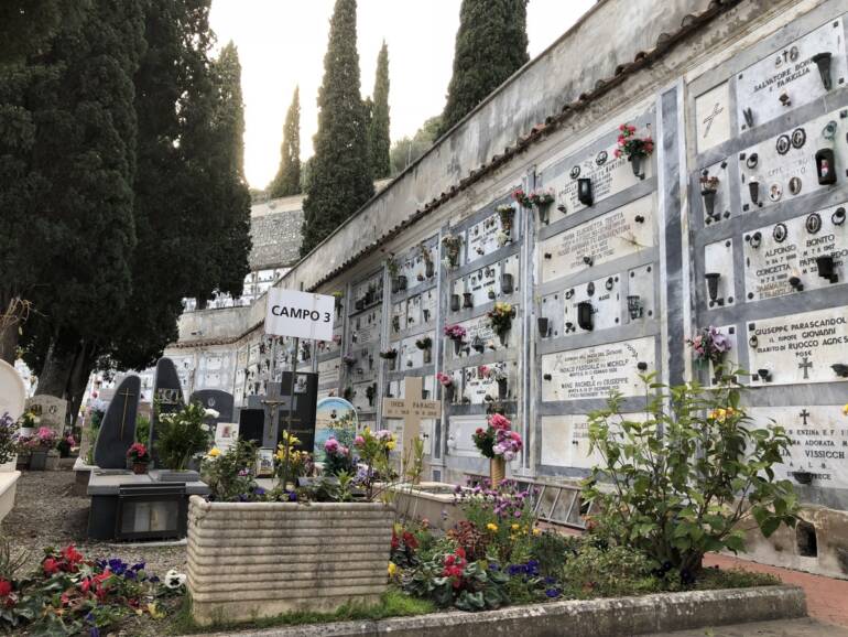 L’artista Di Spirito fa donazione per ampliare il cimitero di Minori dove riposa la moglie