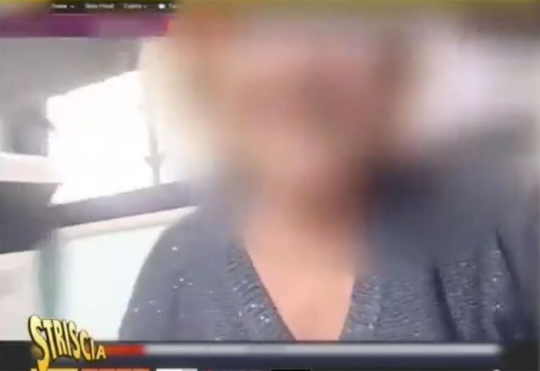 Ercolano, impiegata comunale fa dirette porno dall’ufficio. Scoperta da Luca Abete. IL VIDEO