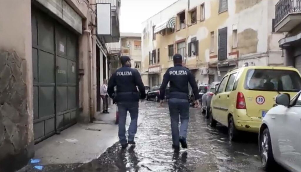 Secondigliano, pusher arrestato dalla polizia al corso Europa