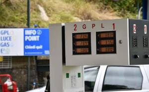 Carburanti, il gasolio vola fino a 2,5 euro in autostrada: scatta l’allarme speculazioni