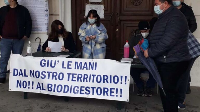 Gricignano, “No al Biodigestore e agli affaristi della munnezza”: oggi il corteo alle 15,00 davanti alla Progest