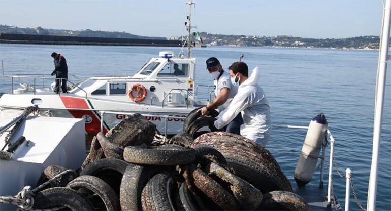 Napoli, recuperati in mare 700 chilogrammi di pneumatici
