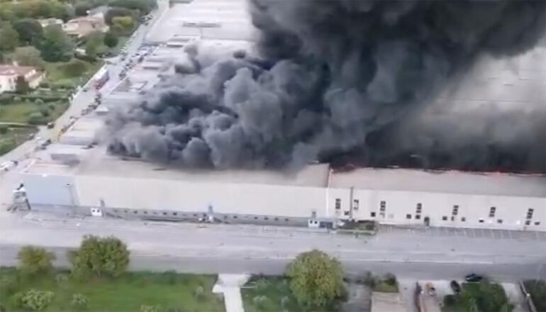 Mega incendio ai Airola: la nube nera visibile anche a Napoli. IL VIDEO