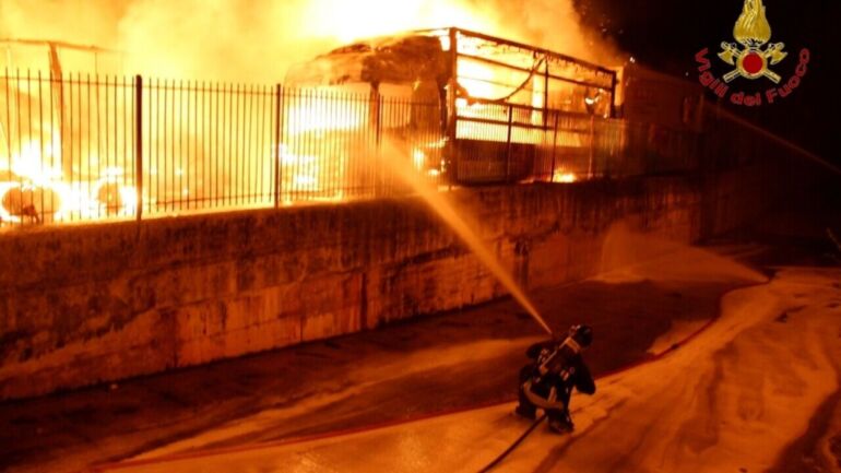 Avellino, incendio doloso in un’azienda di trasporti