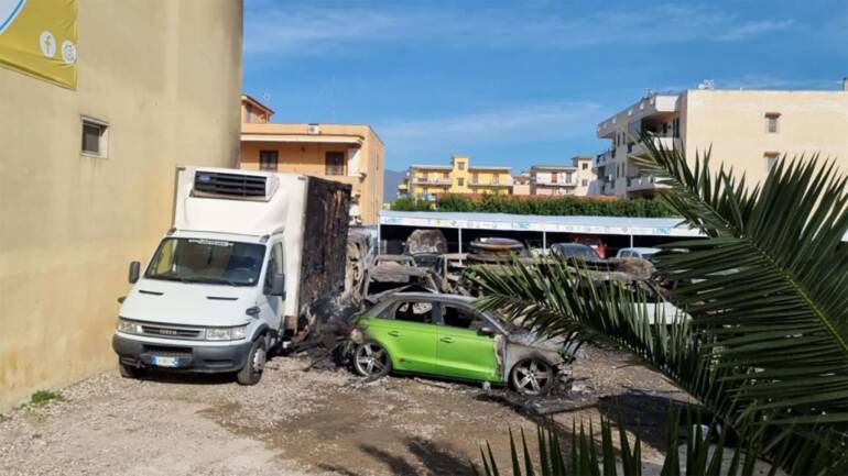 Castellammare, incendio distrugge 16 auto in una concessionaria