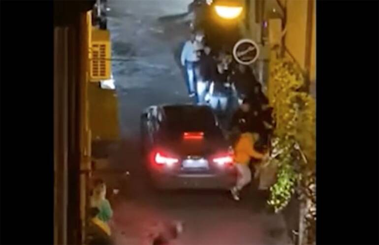 Napoli, follia ai Baretti: dopo la rissa tenta di investire i rivali con l’auto. IL VIDEO