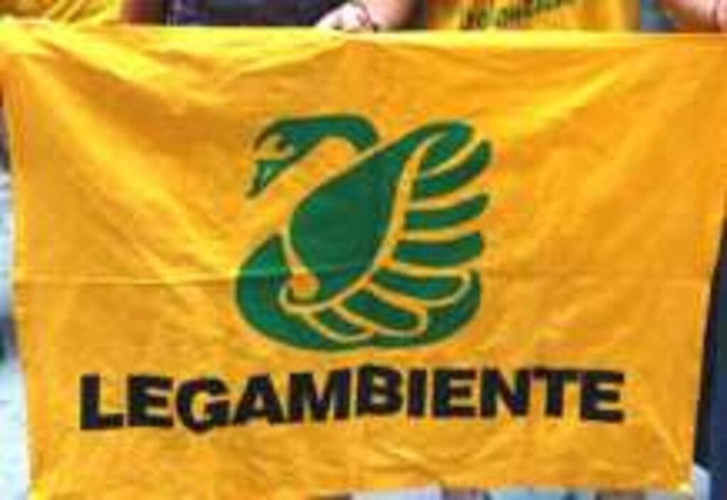 Flashmob di Legambiente a Napoli per sensibilizzare sull’importanza del verde urbano