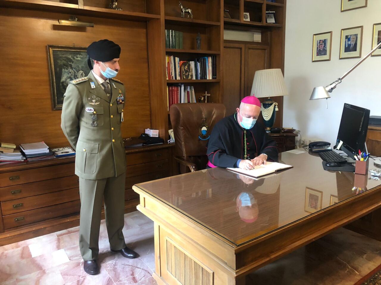 Salerno , l ’Arcivescovo Bellandi in visita alla caserma “G. D’Avossa” Cavalleggeri