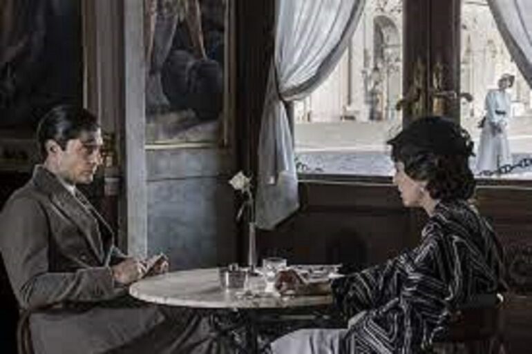 Napoli, rubato dal Gambrinus l’impermeabile copia commissario Ricciardi