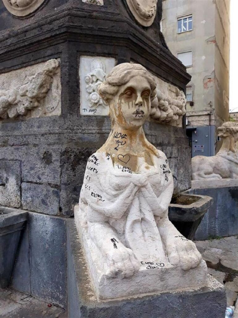 Napoli, le fontane del Seguro di Piazza Mercato ridotte alla vergogna tra monnezza e scritte vandaliche
