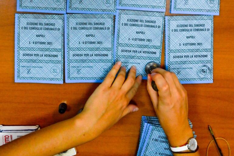 Napoli, traditi dal click della fotocamera: avevano immortalato la scheda elettorale