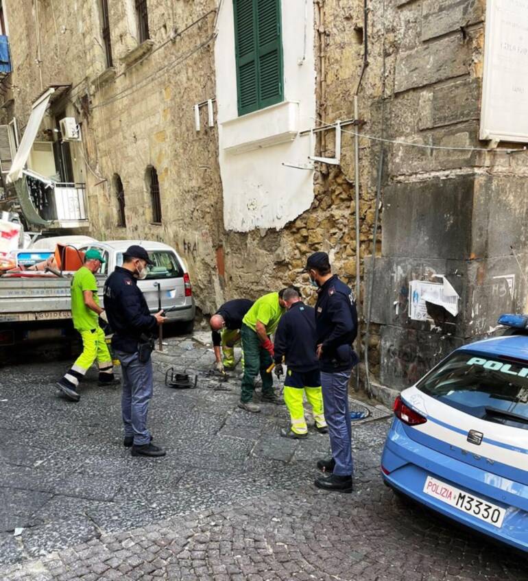 Napoli, via 117 paletti e altri ingombri abusivi a Montecalvario