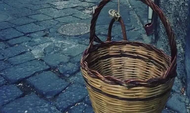 Montecalvario, ai domiciliari acquista droga col paniere