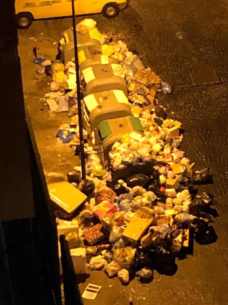 Napoli, Piazza Giambattista Vico invasa dai rifiuti
