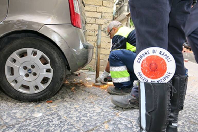 Napoli, paletti e auto abbandonate in strada rimosse a Montecalvario