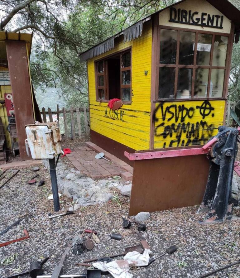 Raid vandalico Nocera Inferiore. Distrutta la mini ferrovia al Castello