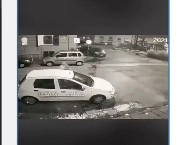 Napoli, ragazza rapinata insegue il bandito: trascinata con l’auto e sbalzata per terra.IL VIDEO