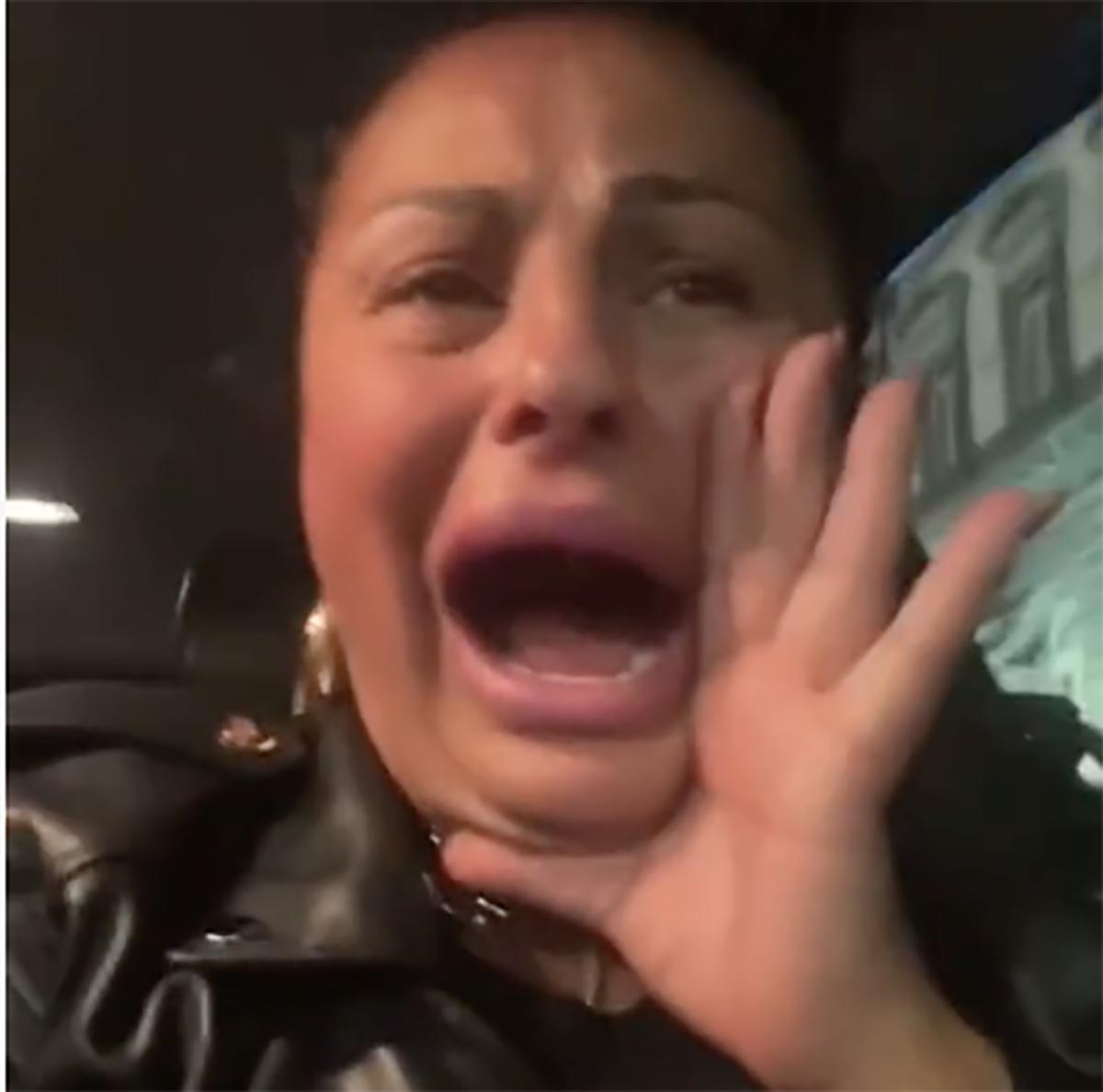 Napoli, picchiato il figlio di Rita De Crescenzo: “Vi devo far arrestare tutti”. IL VIDEO