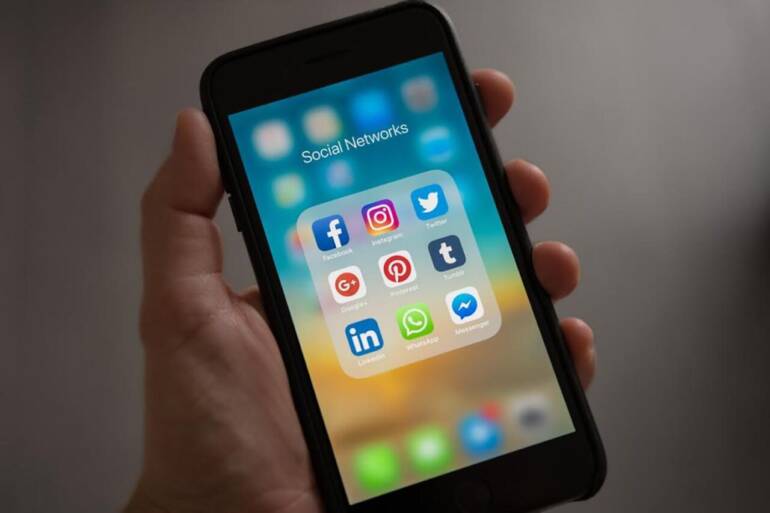 Social vietati fino ai 16 anni: FdI e Pd contro i baby influencer