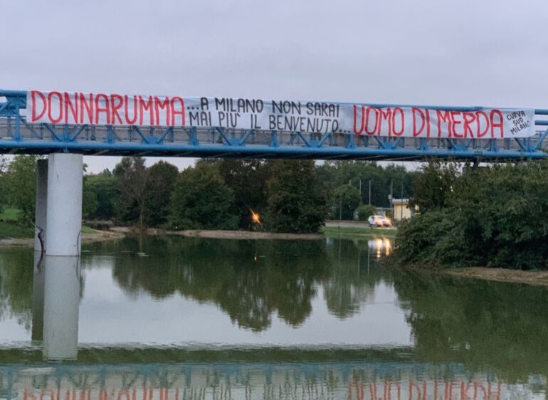 A Milano striscione contro Donnarumma: “Non sei benvenuto, uomo di m…”