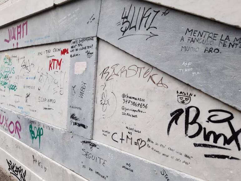Napoli, scalinate monumentali della Basilica di Santa Chiara devastate nuovamente dalle scritte vandaliche