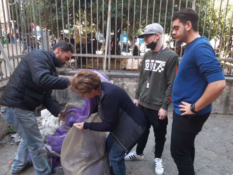 Napoli, i volontari della parrocchia ripuliscono il cortile Cappella Pappacoda