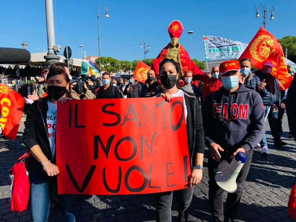 Whirlpool Napoli, i lavoratori si affidano a San Gennaro. IL VIDEO