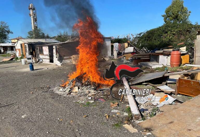 Qualiano, incendiava rifiuti nel campo rom: arrestata