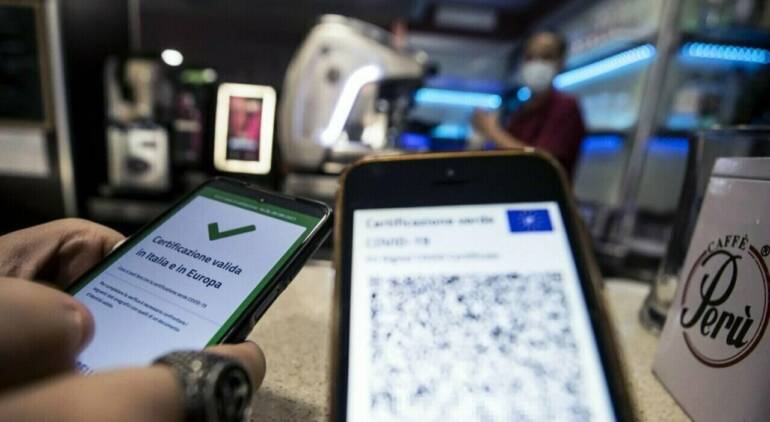 Covid, con il super Green Pass a Napoli è caccia al certificato per l’esenzione