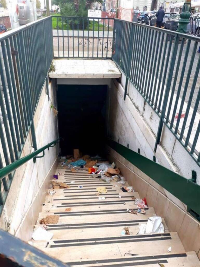 Napoli, le scale del Ascensore Acton, chiuso da tempo per interventi di manutenzione, diventano una pattumiera
