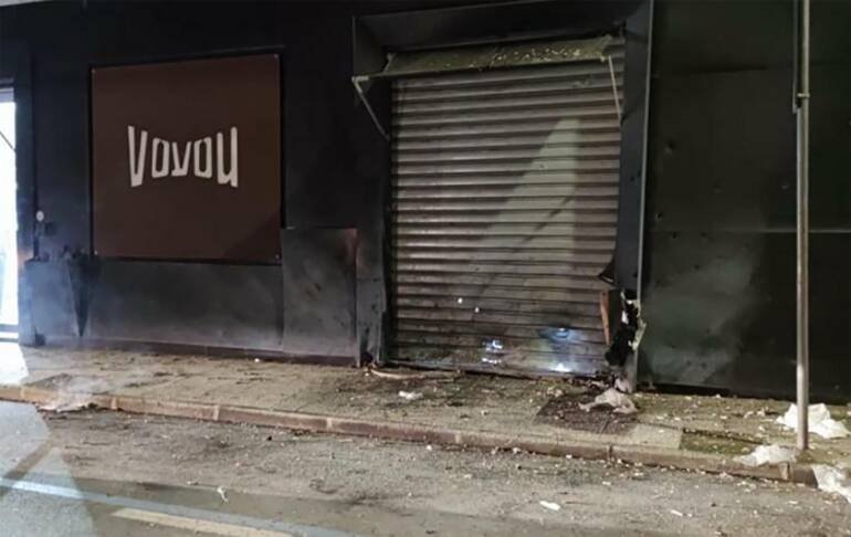 Afragola, tornano le bombe della camorra: danni alla boutique
