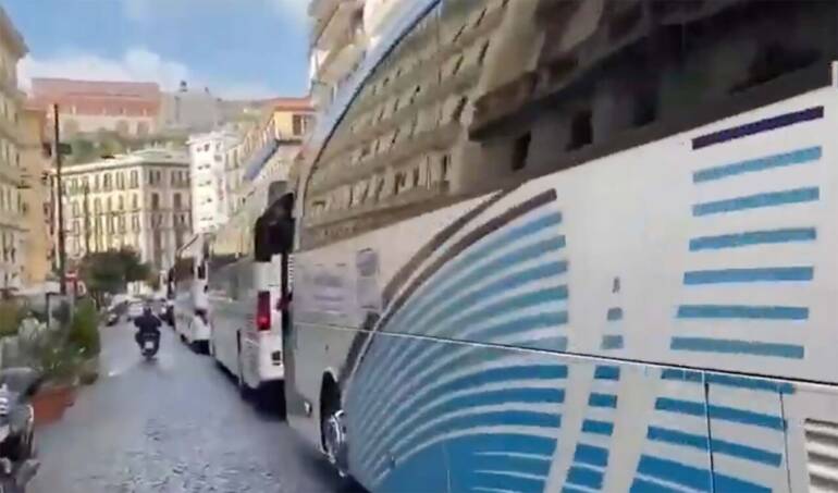 Napoli, controlli a bus turistici con falsi permessi Ztl: fioccano le multe