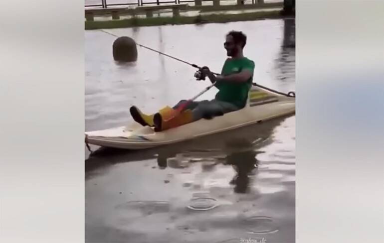 Maltempo, in canoa e canna da pesca sul lungomare di Castellammare. IL VIDEO