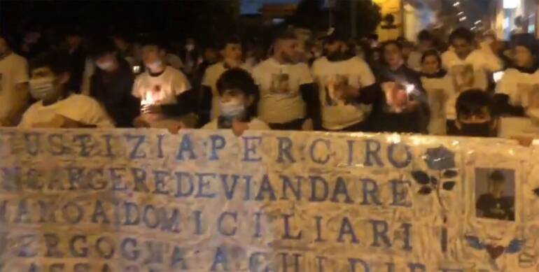 Casal di Principe in corteo tra canzoni, lacrime e fiaccole: “Giustizia per Ciro”